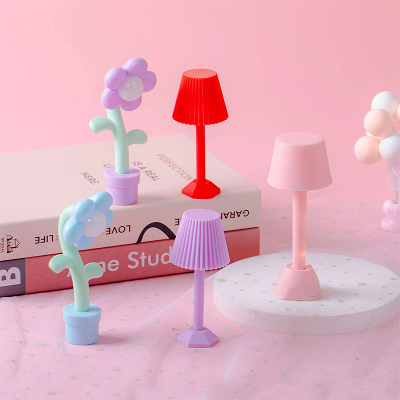 Mini lampe de bureau à LED 1:12 pour maison de poupée, lampe de lecture à  ombre colorée, jouet de décoration de poupée - AliExpress