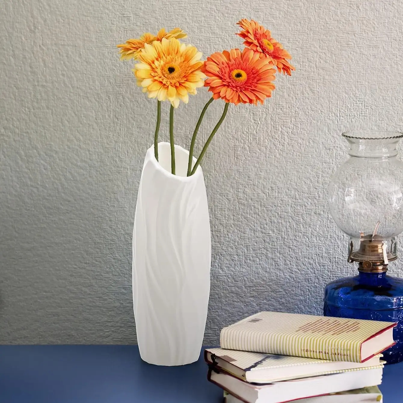 Jarrón acanalado de cerámica blanco brillante de 8 pulgadas de alto para  flores y zacate de pampas, jarrones decorativos simples y modernos para  decoración del hogar, centros de mesa : : Hogar