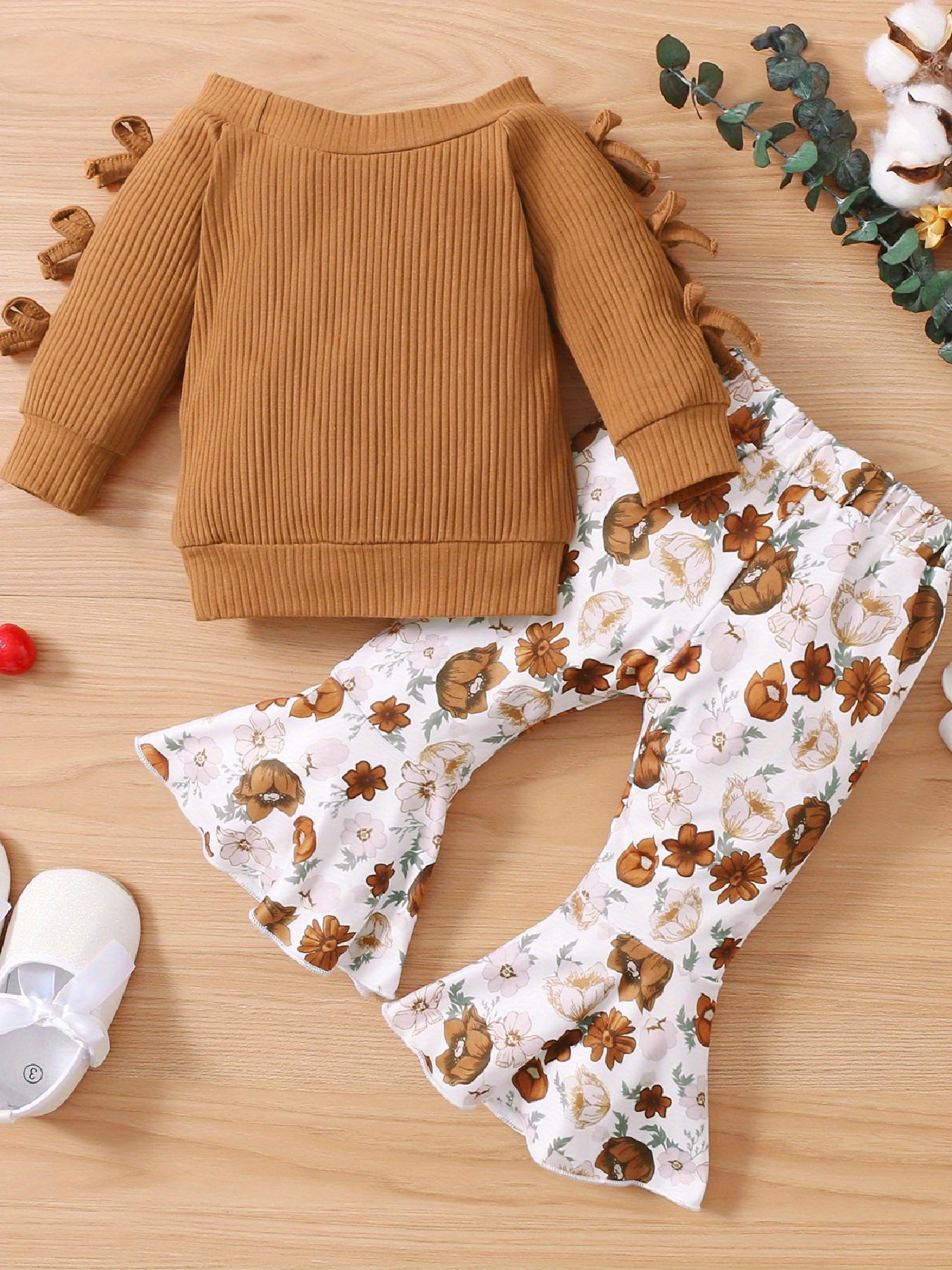 2pcs Baby Girl Solid Textured Off Shoulder Bowknot Long-sleeve Pullover and Floral Print Flared Pants Set