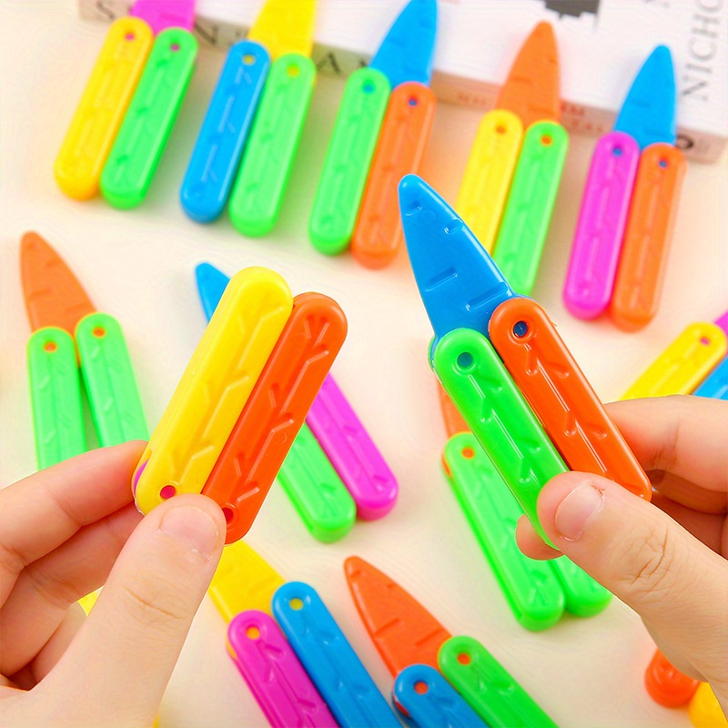 2pcs 3D Printed Children's Gravity Mini Radish Knife Telescopic Knife, Male  And Female Portable Decompression Toy