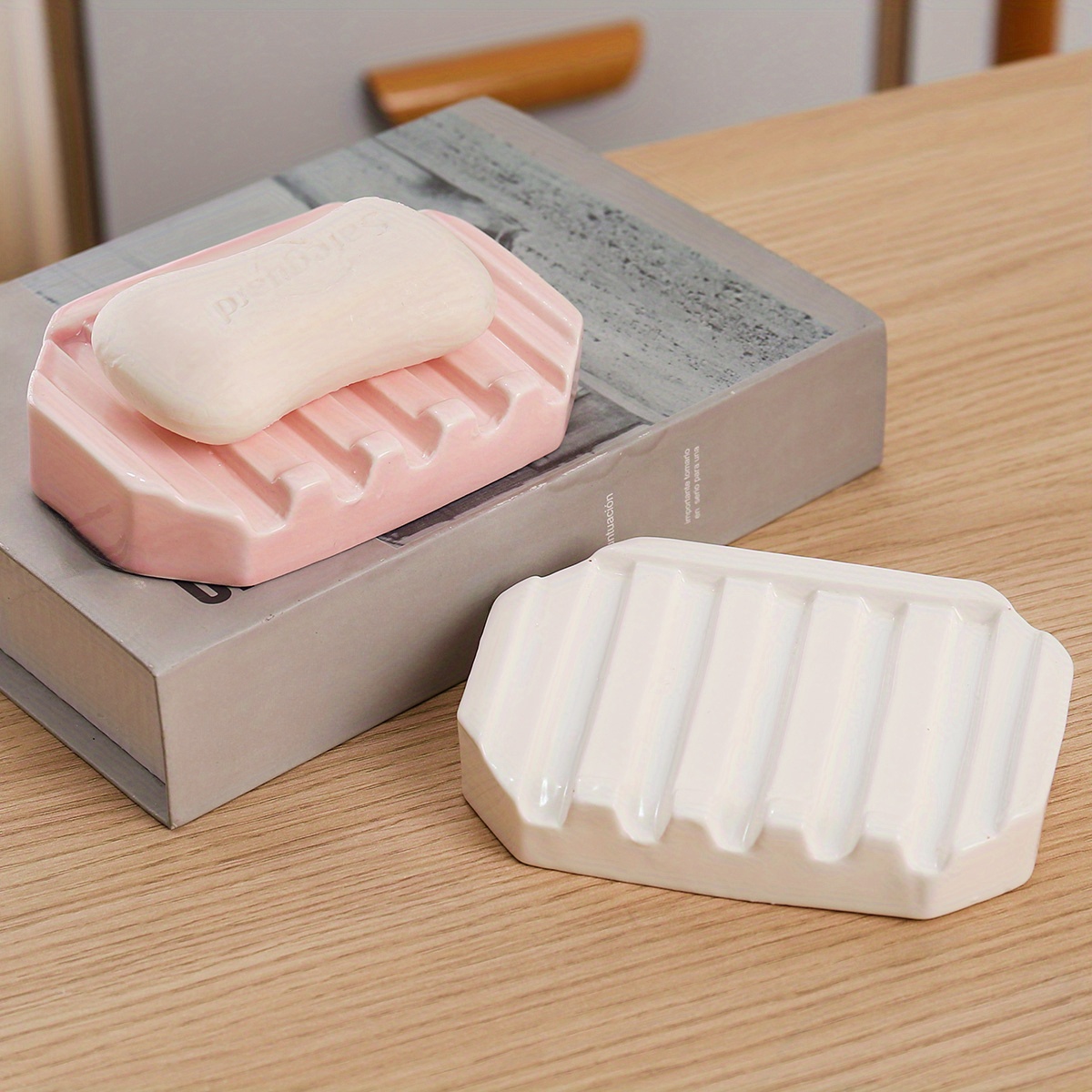 1pc Solid Drain Soap Dish Holder, Minimalist Solid Color Box To