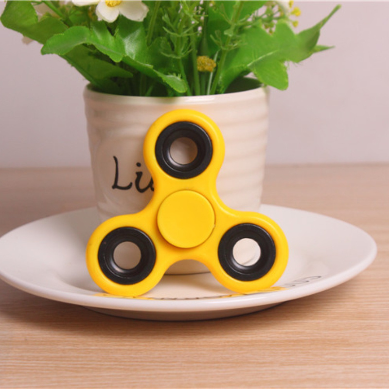 Finger gyroscope Triangle fingertip gyroscope Decompression toy