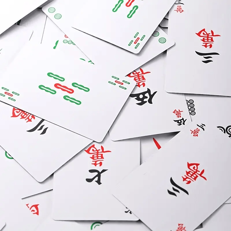 Mahjong tradicional chinês que joga cartas com 2 cubos para o