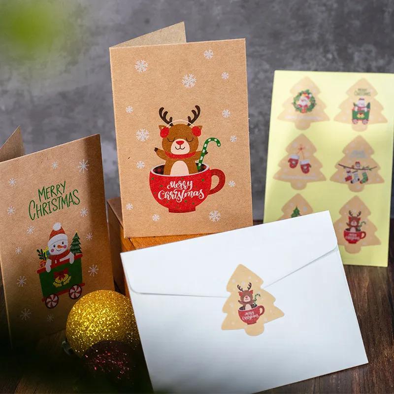 Cadeau de Noël enveloppé dans du papier kraft avec décoration