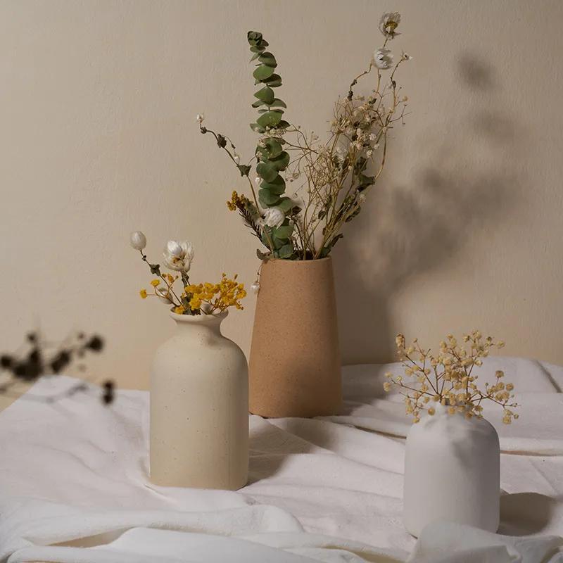 

Un vase en céramique simple pour décorer la table à manger, les mariages, la décoration nordique de la maison et le salon.