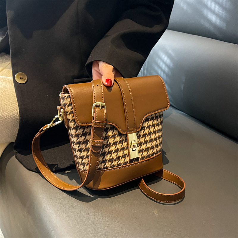 Fashionable Women's Handbag 2023 New Trendy & Niche Design Vintage  Houndstooth Shoulder & Crossbody Bag