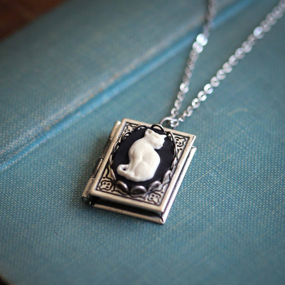

1pc Vintage Book Pendant Necklace, Book Cat Pattern Jewelry, Old Textured Neutral Necklace, Suitable For Daily Gift To Friends