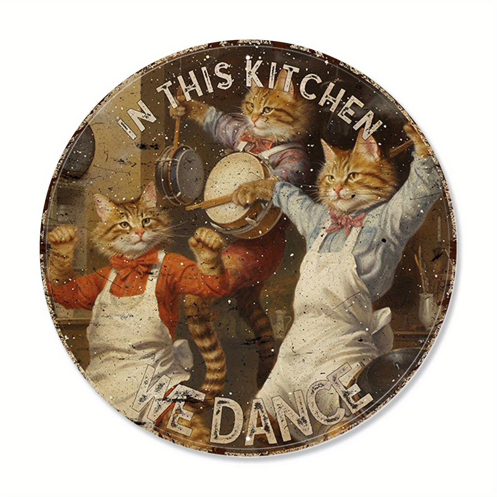 

1pc Round Tin Painting Funny Cat Aluminum Tin Sign, In This Kitchen We Dance Vintage Poster, Love Cooking Vintage Poster, Love Cat Vintage Poster, Cat Cooking Lovers Gift 12x12 Inch (30x30cm)