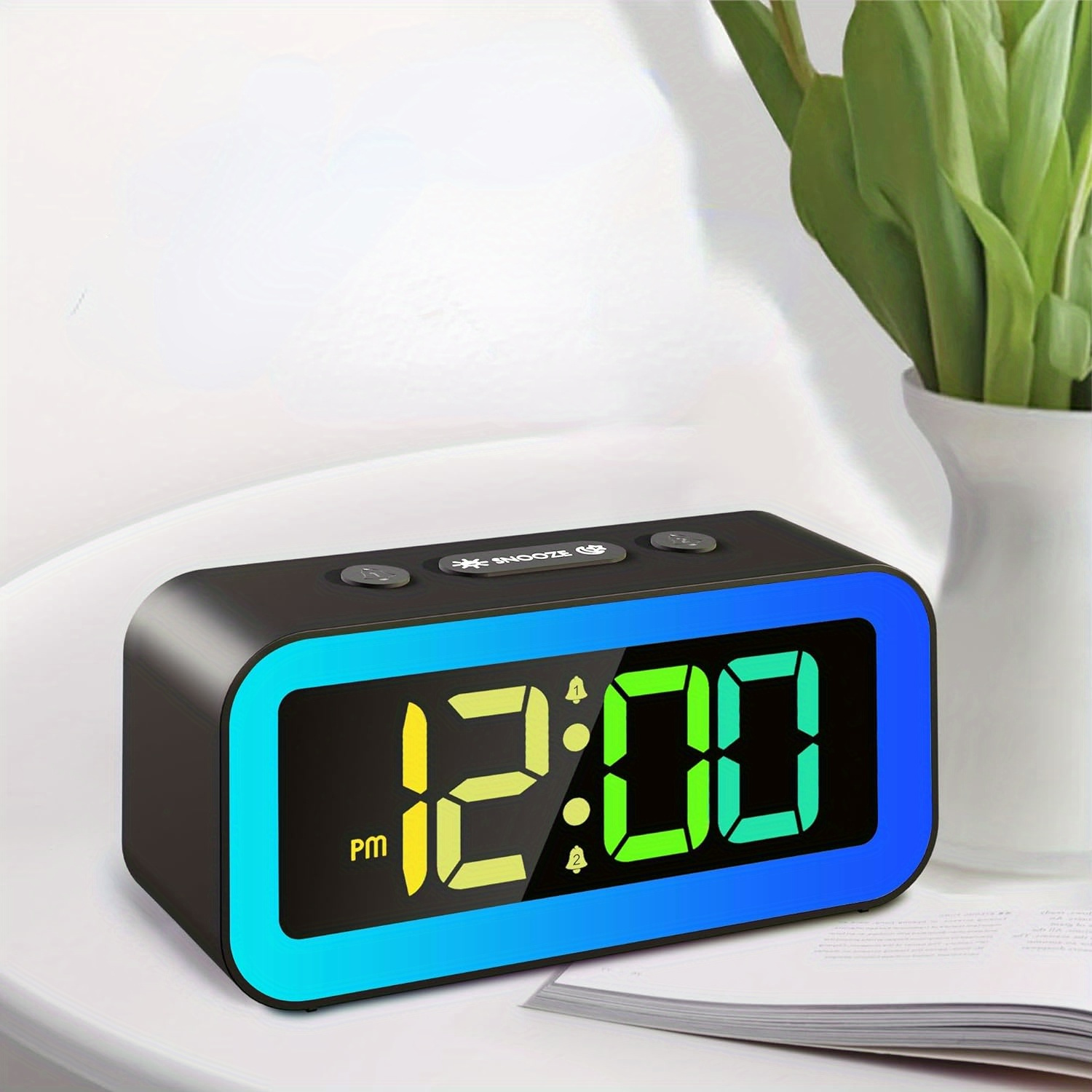 Reloj despertador digital recargable con batería pequeña con radio y  puertos de carga USB, reloj despertador digital LED para dormitorios,  mesita de