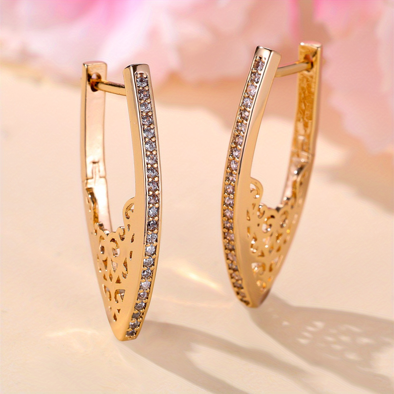 

1 Pair Minimalist Style V Shaped Single Row Zircon Decor Huggie Earrings Hoop Earrings Shiny Luxury Earrings Jewelry For Women