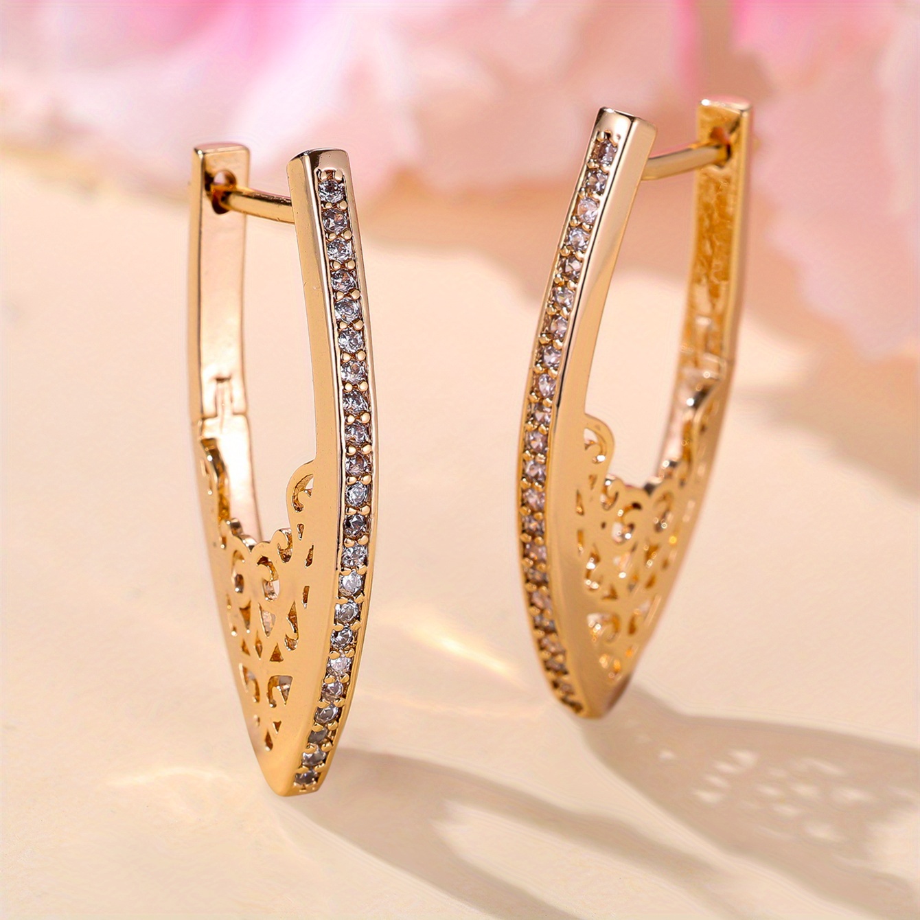 E-shop 1 Paar Minimalistische V-förmige Ohrringe mit Zirkonia-Reihe, Huggie-Ohrringe, Creolen, glänzende Luxus-Ohrringe, Schmuck für Damen
