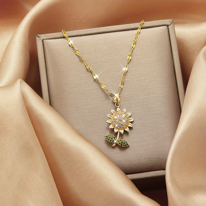 Collar con Colgante de Girasol Elegante para Mujer - Bañado en Oro de 18K, Acero de Titanio con Acentos de Circonita Cúbica - El Regalo Perfecto para Ella