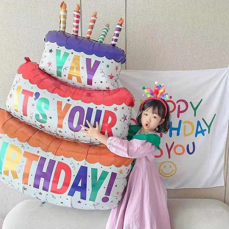 Compleanno di una ragazza in un abito rosa con palloncini e una torta di 30  anni