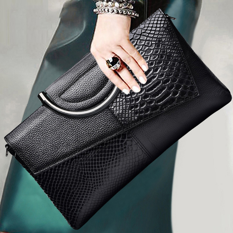 Black clutch purse with 2024 handle