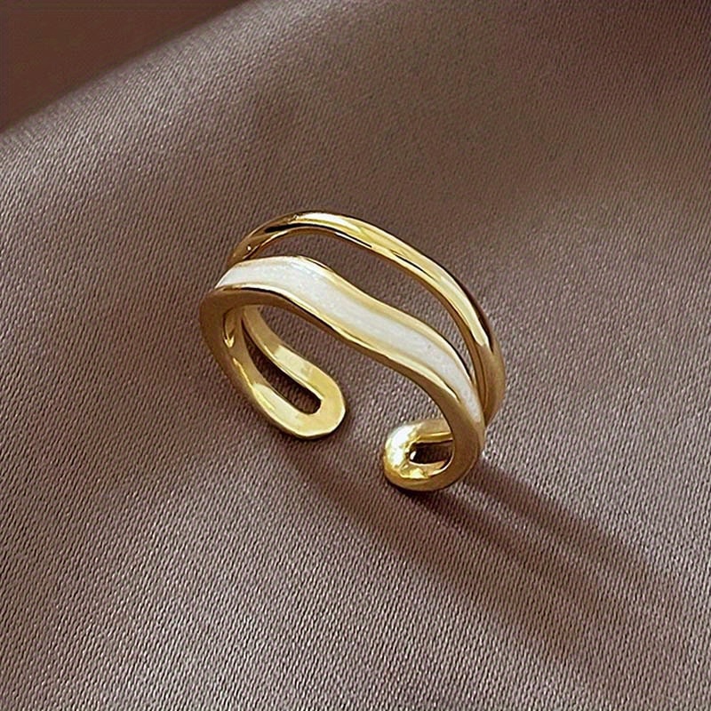 E-shop Ein minimalistisches und stilvolles Design mit einem kaltwind-inspirierten Sandwolkenring für Damen, komplett mit einem offenen Zeigefinger-Stil