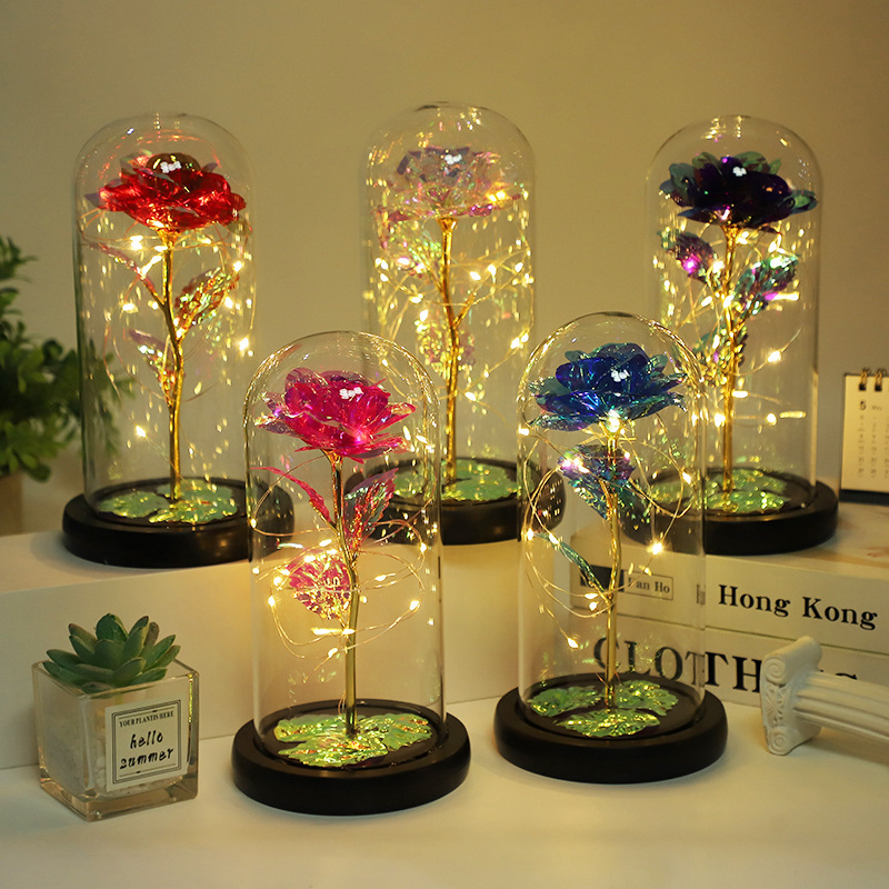 Decoración luminosa de cristal con flores secas