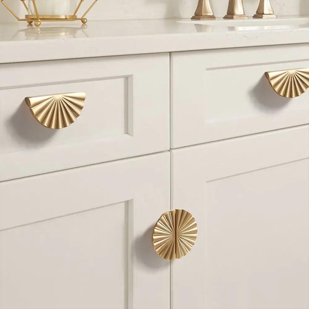 Knobs or Pulls on Kitchen Cabinets - Harlow & Thistle