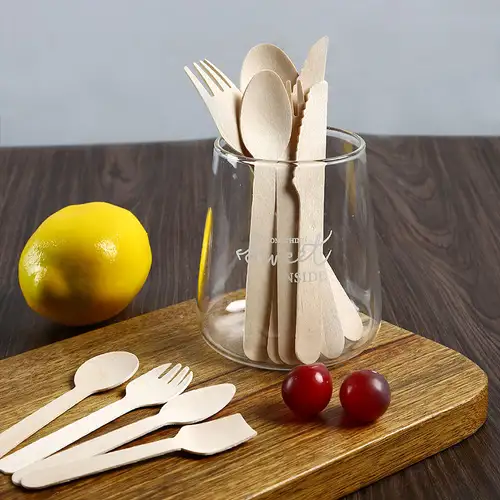 Bicchieri di plastica usa e getta con forchette e cucchiai