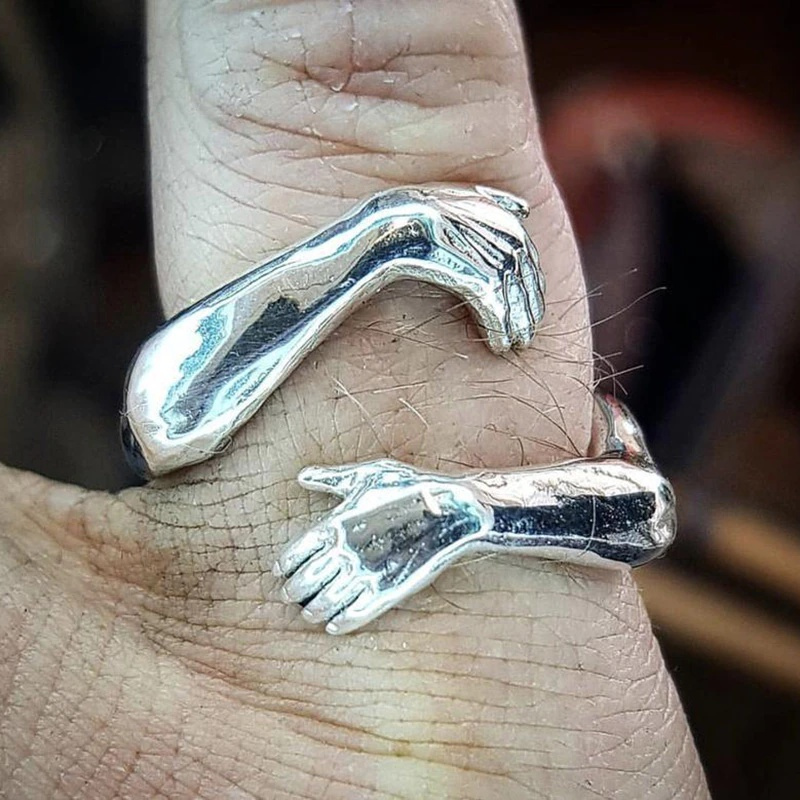 Manos de hombre con anillos hot sale