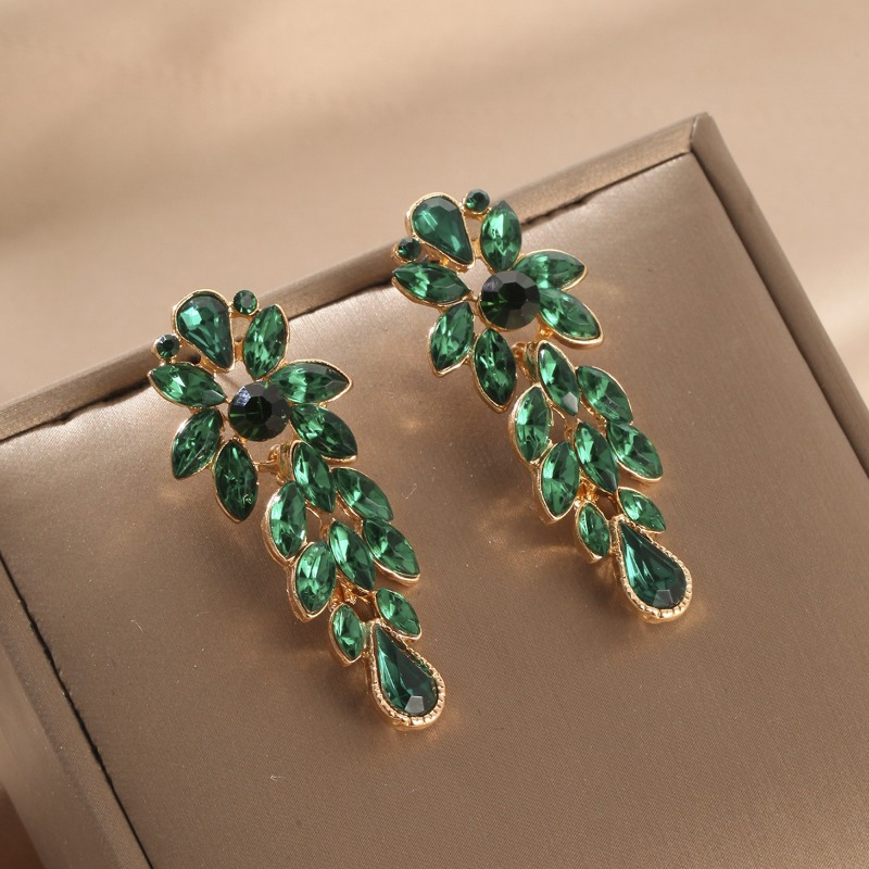 Pendientes dorados de acero inoxidable con piedra verde completan