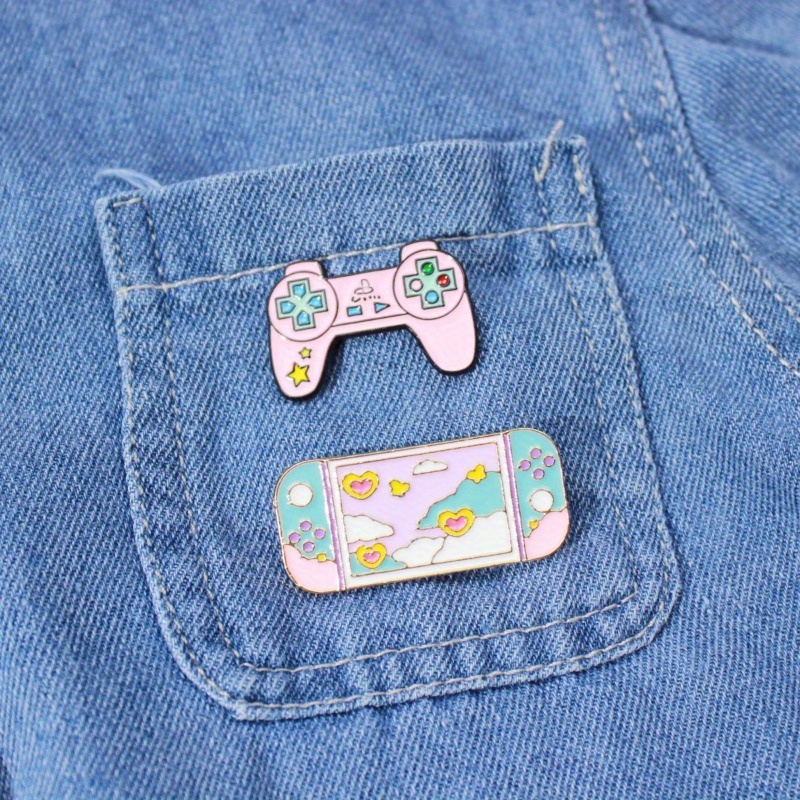 

Creative Cute Cartoon Childhood Game Console Handle Brooch, Alloy Badge, Clothing Bag Accessories