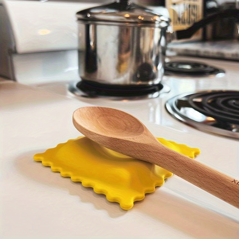 

1pc Kitchenware, Cartoon Cookie Shaped Spoon Holder - Kitchen Utensils, Insulating And Anti-scalding Silicone Mat