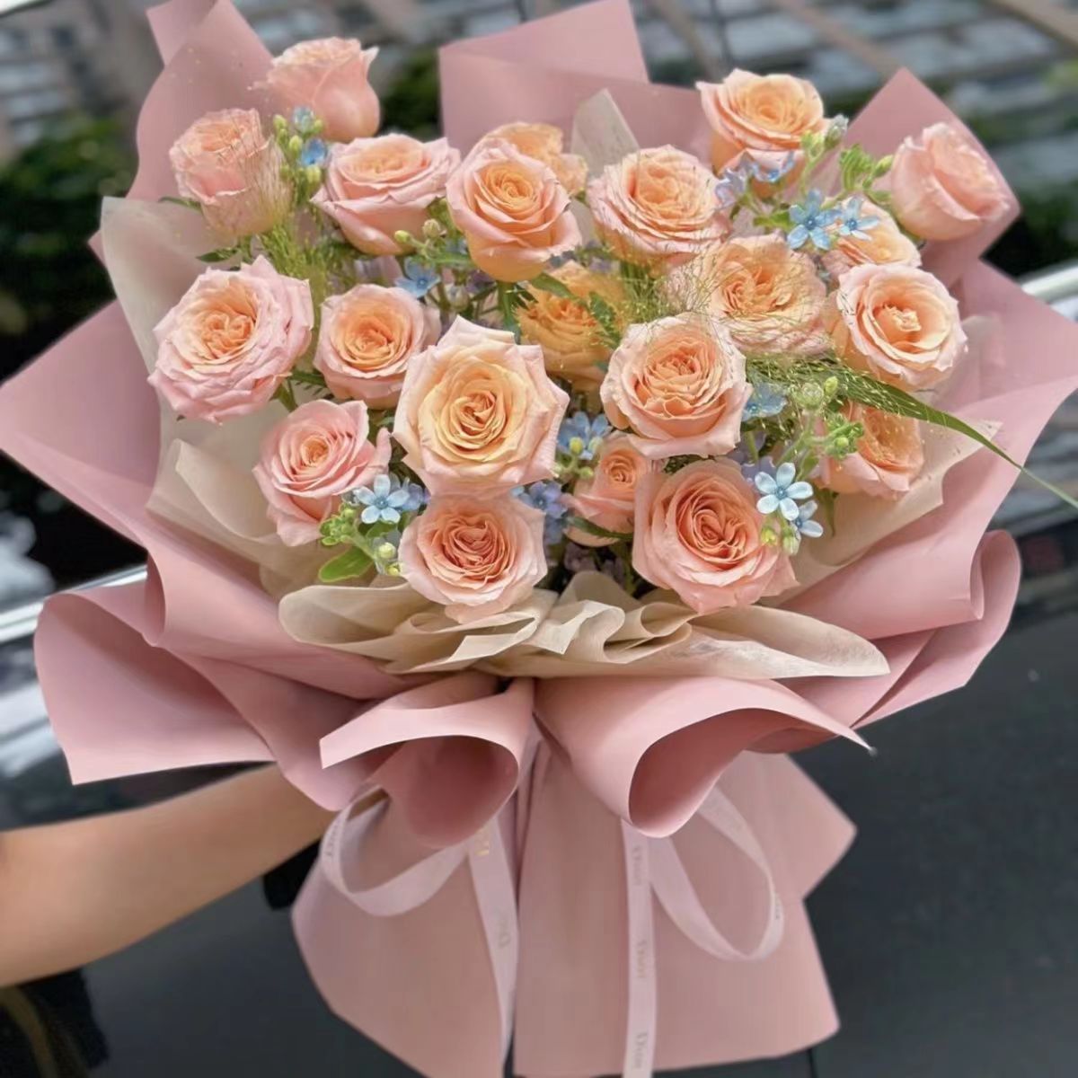 Bouquet de 60 rosas con papel coreano