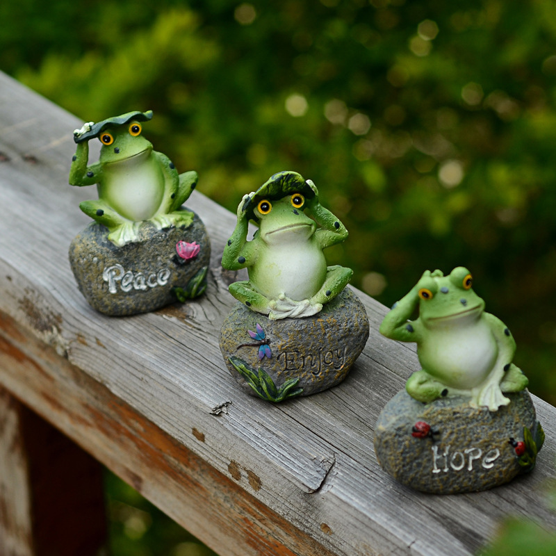 St. Patricks Day Frog Statue Garden Decor, Resin 2 Frogs on Stone Figurine  for Indoor Outdoor Decoration Sculpture Gardening Gift