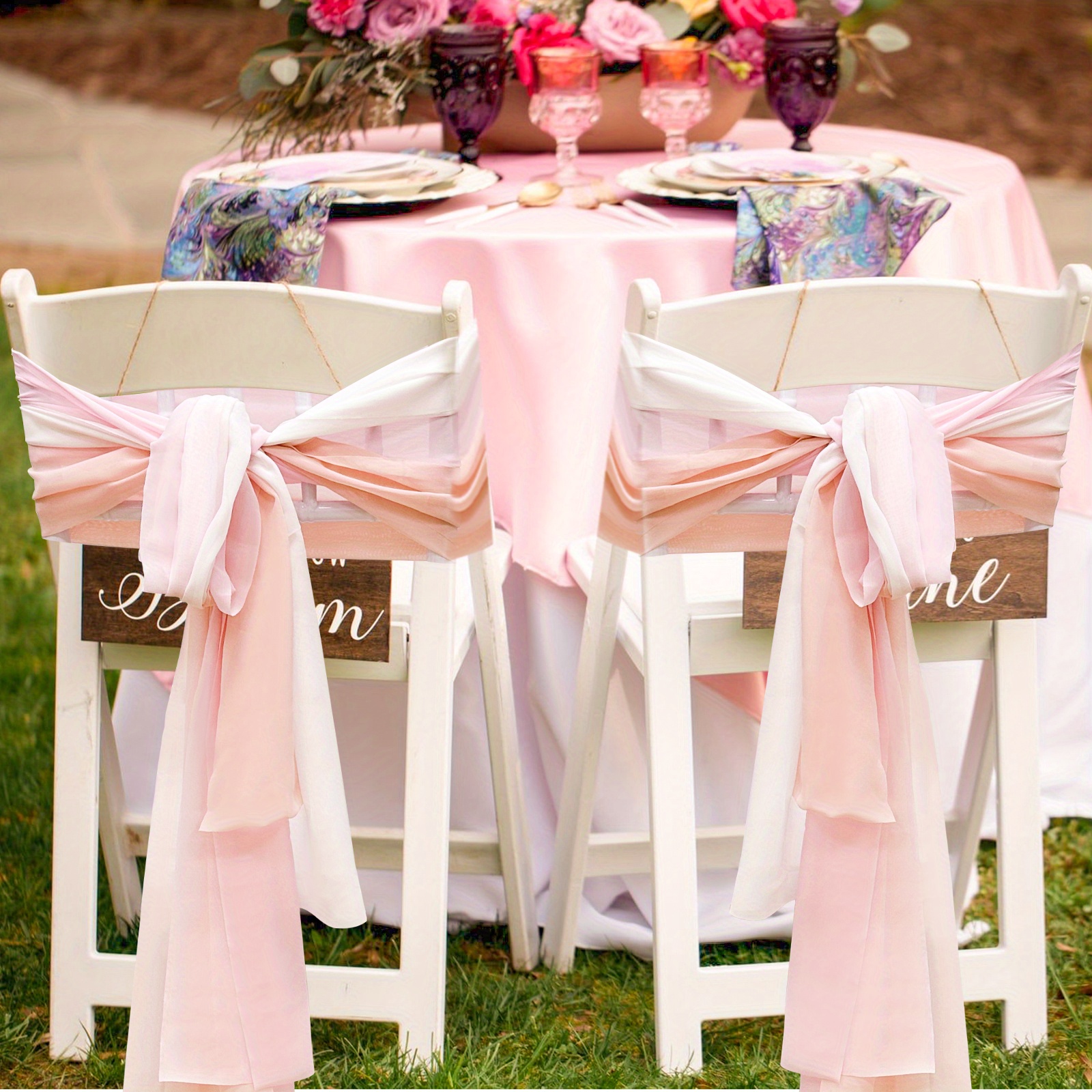 Chaises Avec Ruban Blanc Pour Le Thème Du Mariage