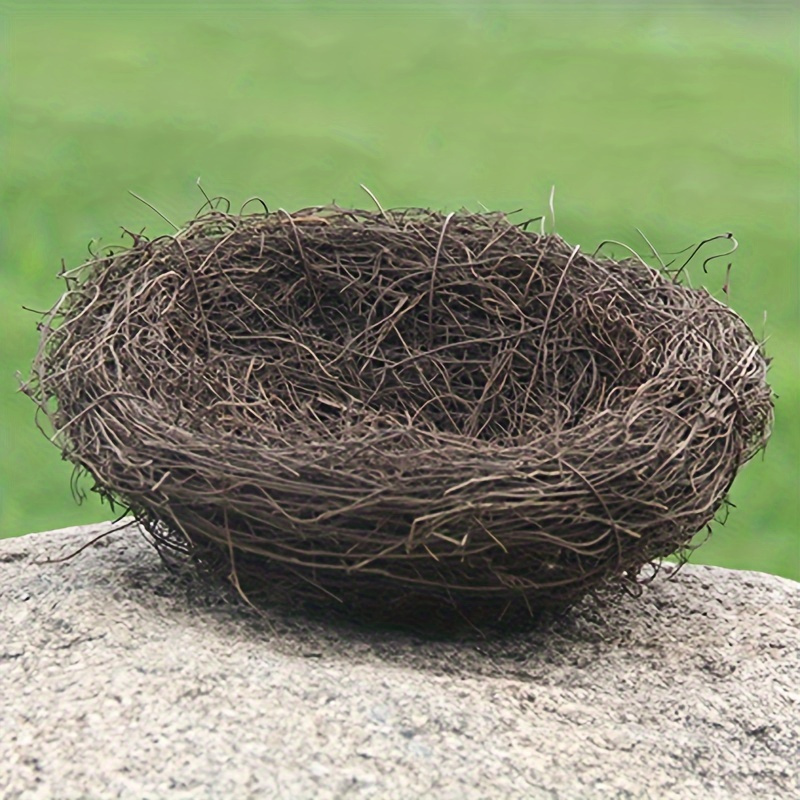 Nichoir Oiseaux Le nid d'oiseau tissé avec de la Paille et du rotin est  décoré d'œufs d'oiseaux, utilisés pour Le Lieu de Repos de Pigeons et de