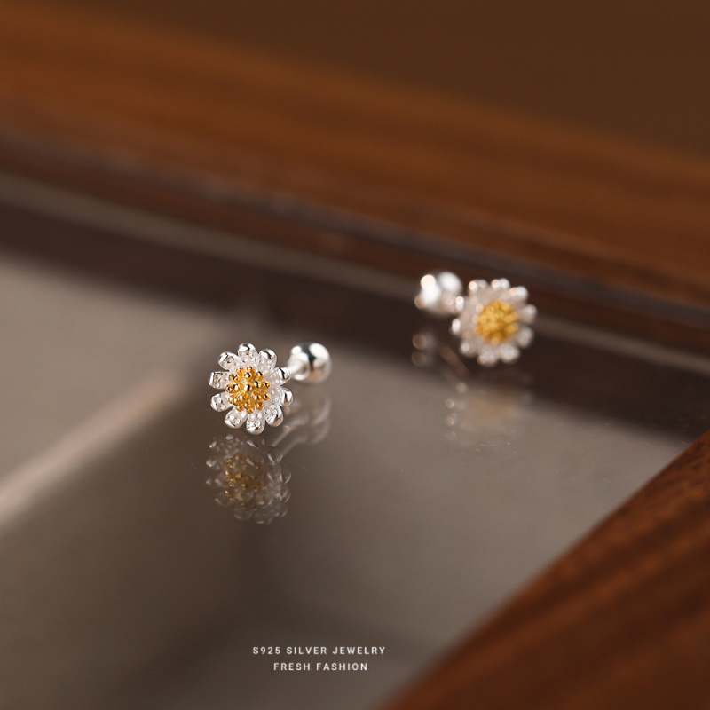 

A Pair Of Fresh And Sweet S925 Silvery Small Daisy Flower Screw Ear That While Sleeping Without Removing