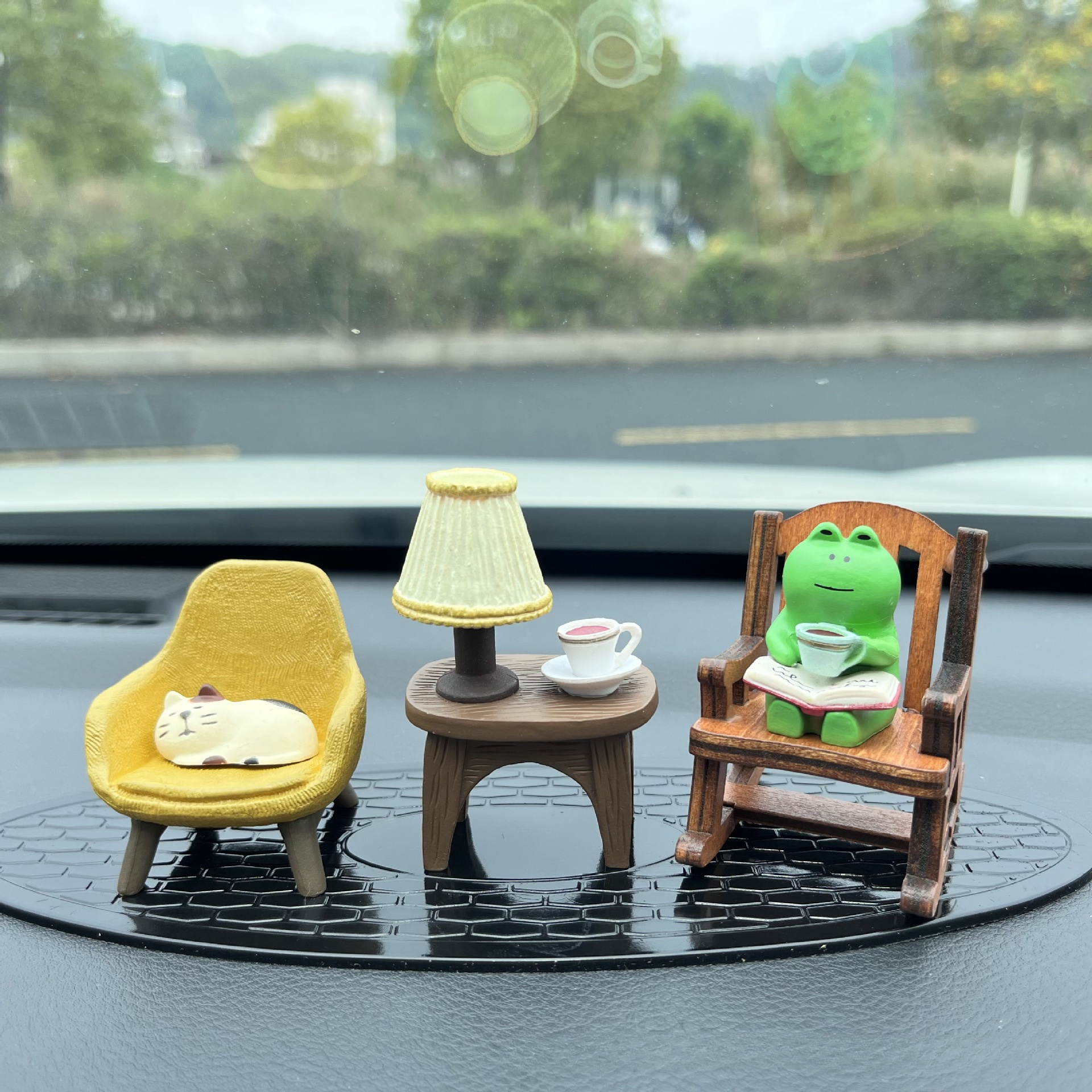 

1pc Small Sculpture Decoration, Frog Rocking Chair Car Ornament, Cute Cartoon Animal Tv Car Ornament, Car Interior Decoration, Office Desktop Ornament, Home Room Decoration, Small Gift, Home Decor