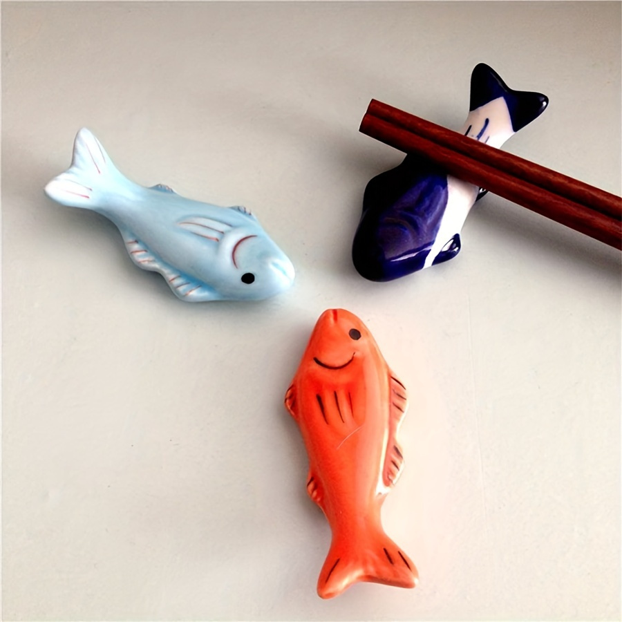 1Pcの魚の形をした箸置き 陶磁器の中国の箸の枕ラック ディナー