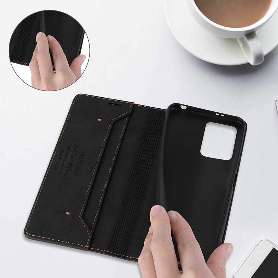 O husă de protecție realizată din piele sintetică, cu o fereastră pentru carduri, blocare RFID, un suport și un flip magnetic, proiectată pentru diverse modele Xiaomi, inclusiv Xiaomi 13T, Redmi 13C și altele.
