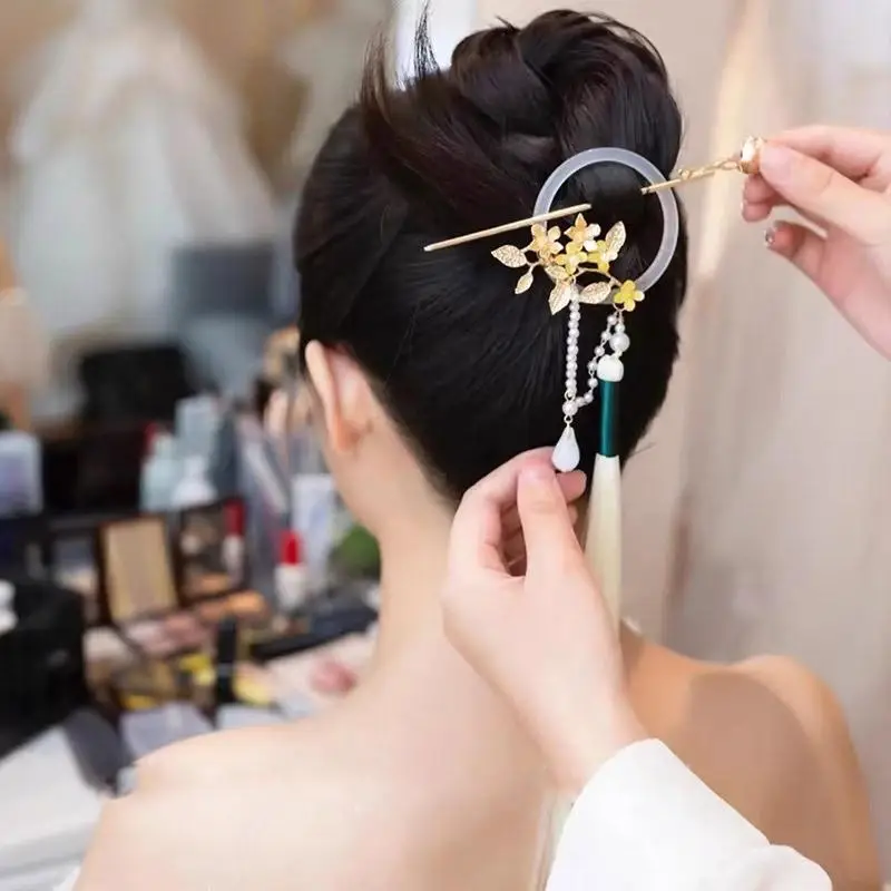 1pc chinese style   pearl decorative hair pin with tassel   leaf hair dish   decoration for women and daily uses Product details 1