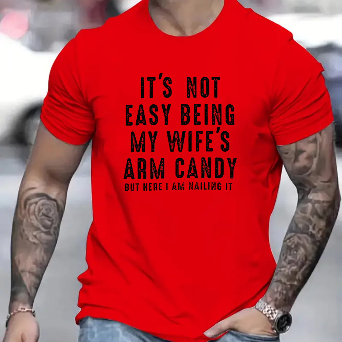 

It's Not Easy Being My Wife's Arm Candy Letter Print Men's Short Sleeve Crew Neck T-shirts, Comfy Breathable Casual Elastic Tops, Men's Clothing