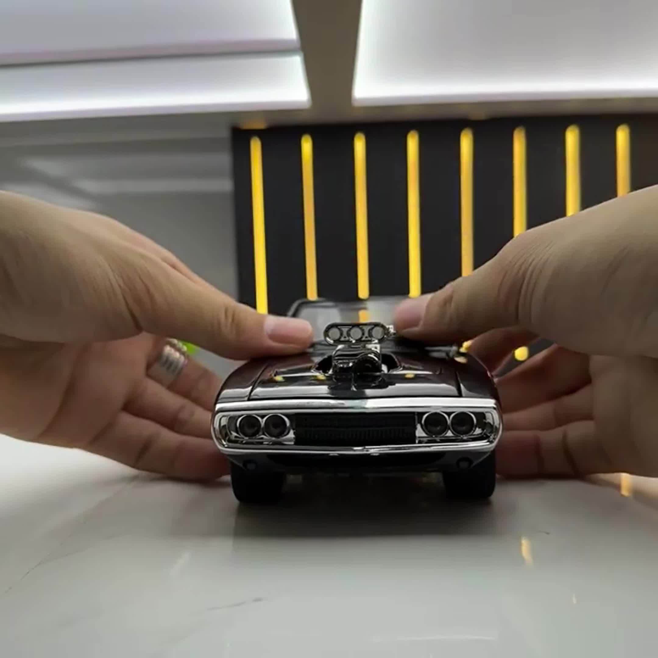 Die-Cast Model Car Traditional 1:32 Scale, Handheld Decorative Toy with Opening Doors, Sound and Light Effects, Base Included 7 Die-Cast Model Car Traditional 1:32 Scale, Handheld Decorative Toy with Opening Doors, Sound and Light Effects, Base Included - Image 7