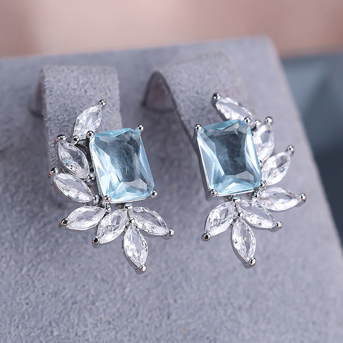 

Elegant Earrings Sparkling Flower Design Inlaid Waterish Zirconia In Ocean Blue Match Daily Outfits Party Accessories Dupes Luxury Jewelry