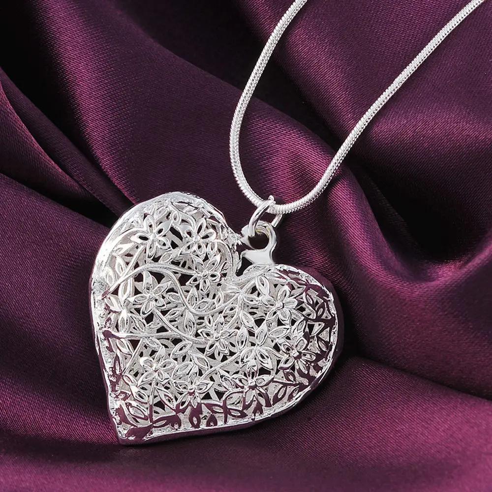 

Elegant Vintage Style Hollow Heart Pendant Necklace, Scrub Floral Design, Women's Fashionable Jewelry For Wedding Parties & Anniversary Gifts