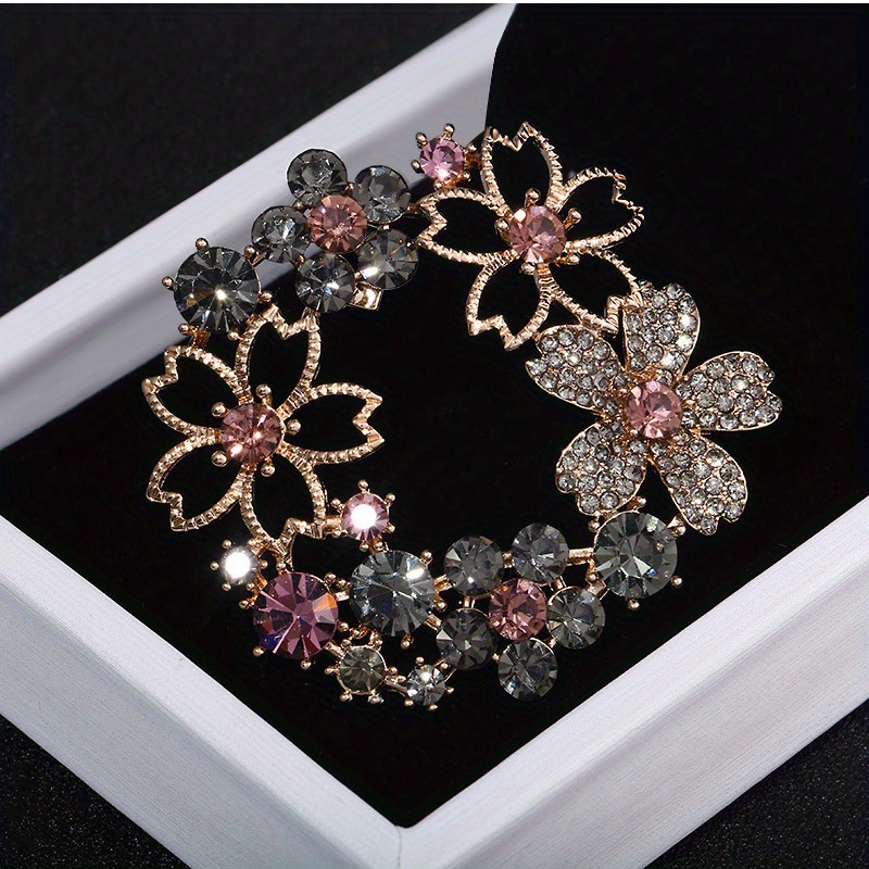 

Delicate Alloy Hollow Flower Brooch For Men And Women, Autumn And Winter Coat Decoration Accessories