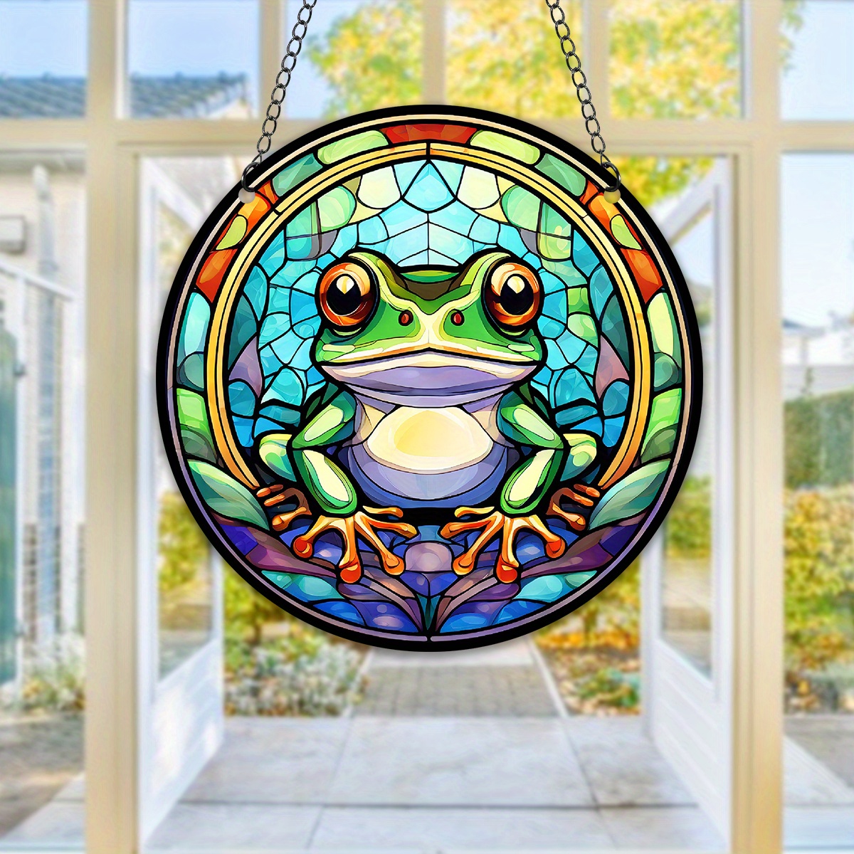 カエルのステンドグラスサンキャッチャーは 窓やドアにかけると 春や夏 