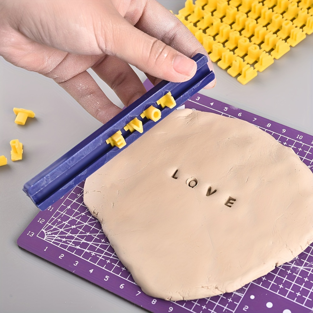 

1 Ensemble de Tampons Alphabet & Numéros DIY avec Moules Creux - Kit d'Outils de en Plastique pour l'Artisanat, Designs en Relief sur Tapis Violet, Tampons pour la Fabrication de Cartes