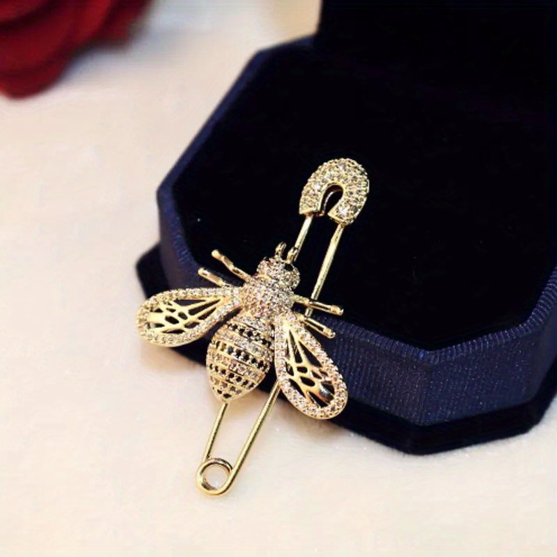 

Luxury Full Imitation Crystal Golden Brooches For Woman Shiny Hollow Bee Brooch Pin For Coat Scraf Fine Jewelry