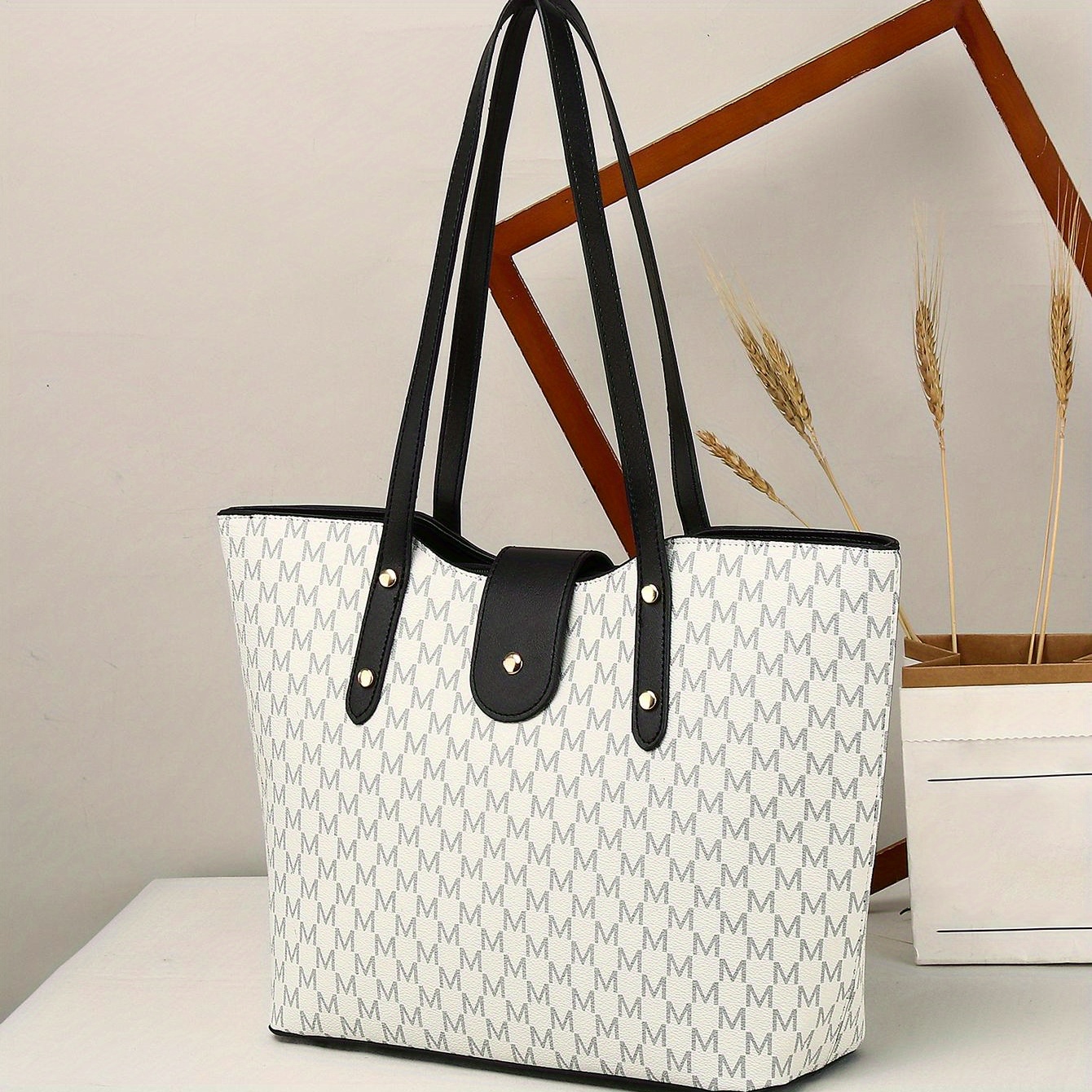 

Sac Fourre-Tout Élégant de Grande pour Femme - Chic en Similicuir Blanc avec Motif de Lettres Noires, Fermeture Éclair, Bandoulière Détachable - Idéal pour & - Cadeau pour la Saint-Valentin