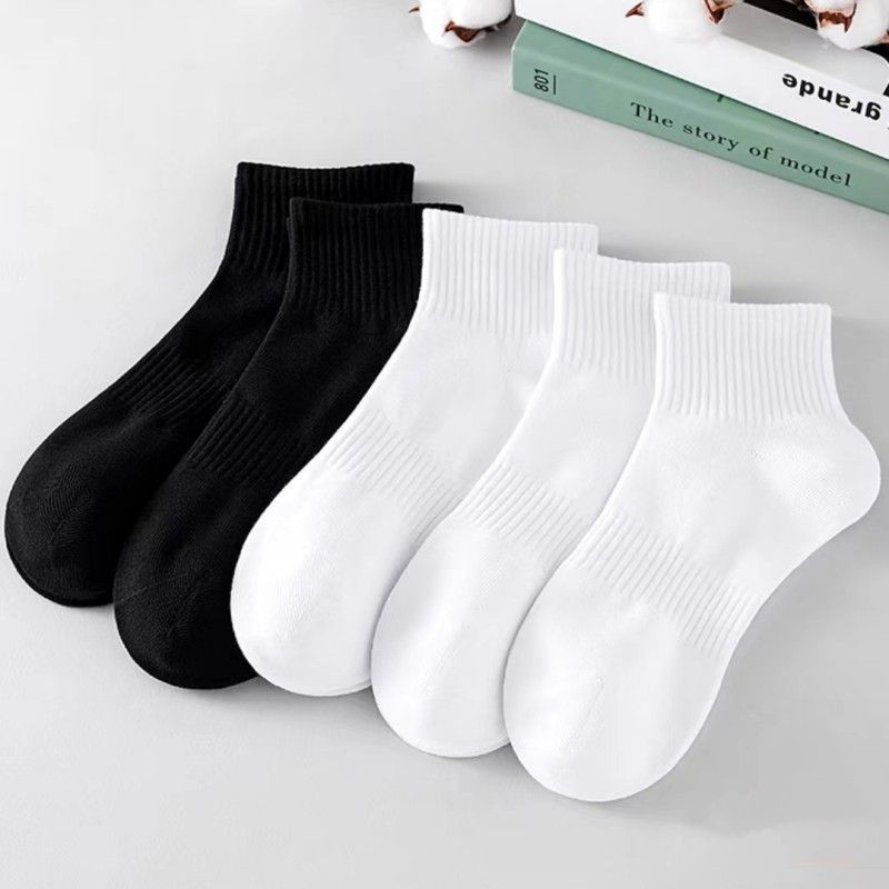 

5 Pairs Of Men's Solid Color Anti Odor & Sweat Absorption Crew Socks, Comfy & Breathable, Elastic Sport Socks For All Seasons Wearing