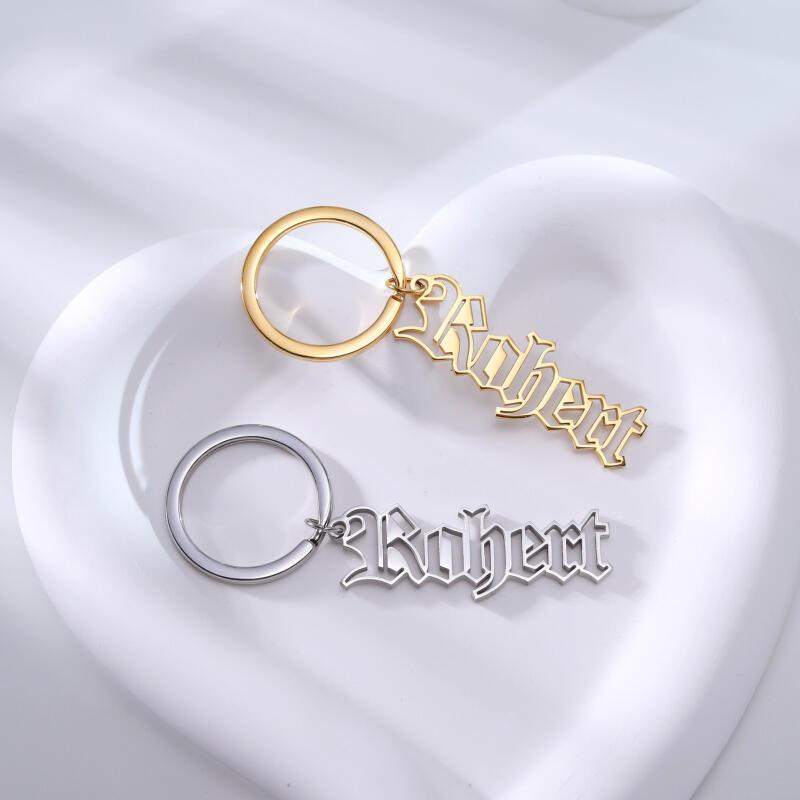 

[custom] 1pc Customized Old English Name Keychain, Personalized Nameplate Keychain, Name Keychain, Customized Letter Keychain, Father's Day Gift For Dad