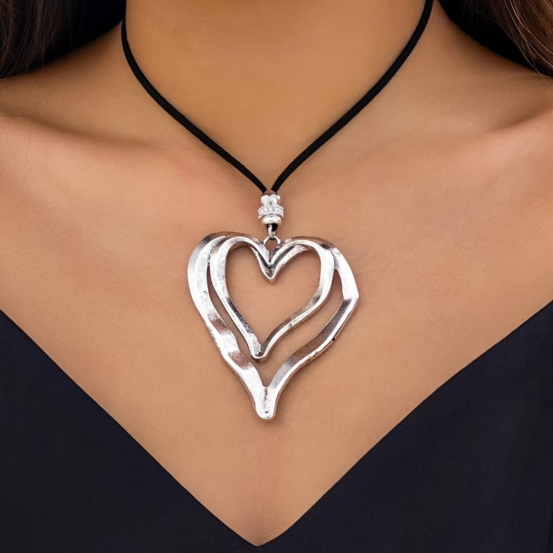 

1pc Sexy Double Layer Hollowed Out Irregular Heart Pendant Necklace, Minimalist Fashionable Statement Accessories Versatile Daily Wear Jewelry Gift