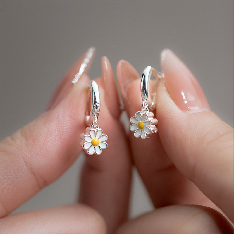 

Elegant Simple And Cute Mini Daisy Flower Pendant Hoop Earrings Niche Design Copper Ear Piercing Jewelry