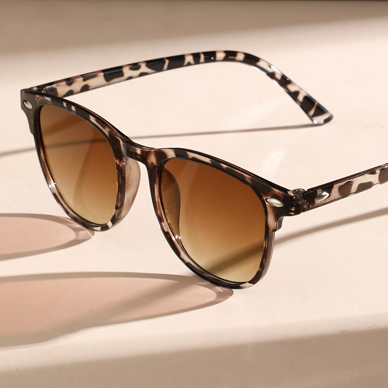 

Retro Square Fashion Glasses For Women Men Casual Gradient Tortoiseshell Sun Shades For Vacation Beach Travel