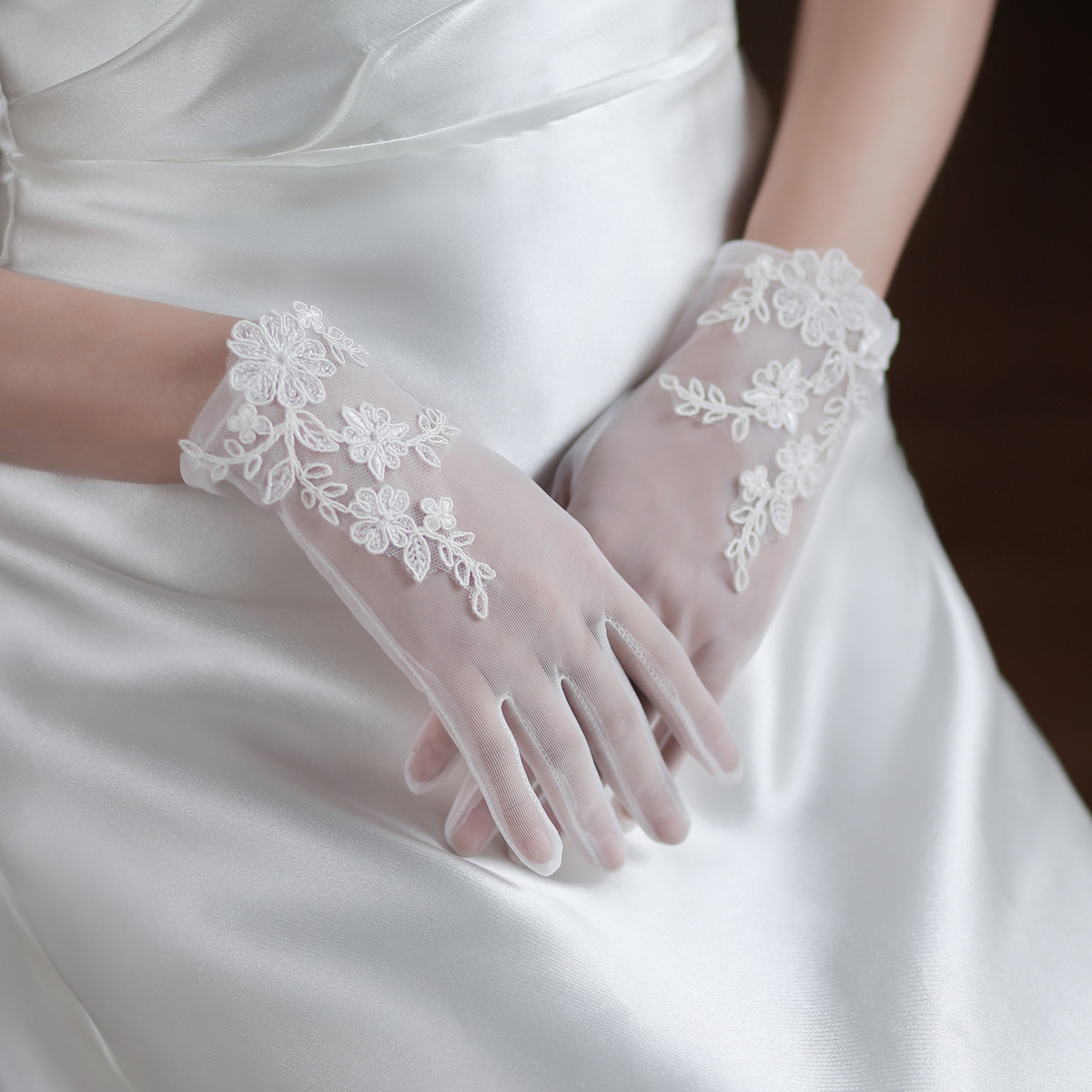 E-shop Damen WG060 Weiße Hochzeitshandschuhe, Elegante Ätherische Kurze Spitzenhandschuhe für Hochzeitsfotos, Dinnerpartys Brautaccessoires, Großhandel
